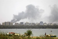 Khói bốc lên sau các cuộc giao tranh tại Khartoum, Sudan, ngày 15/4/2023. (Ảnh: THX/TTXVN)