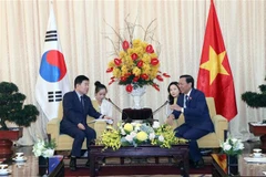 Chủ tịch UBND Thành phố Hồ Chí Minh Phan Văn Mãi tiếp Chủ tịch Quốc hội Hàn Quốc Kim Jin-pyo. (Ảnh: Xuân Khu/TTXVN)