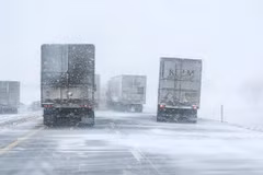 Xa lộ Liên tiểu bang 80 đi về hướng Đông đã bị đóng cửa tại York, bang Nebraska trong suốt ngày 25/12 do tuyết rơi dày. (Ảnh: CNN)
