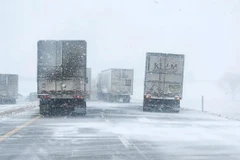 Xa lộ Liên tiểu bang 80 đi về hướng Đông đã bị đóng cửa tại York, bang Nebraska trong suốt ngày 25/12 do tuyết rơi dày. (Ảnh: CNN)