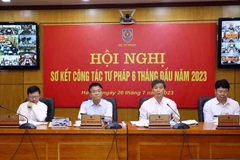 Bộ trưởng Bộ Tư pháp Lê Thành Long và các đại biểu chủ trì hội nghị. (Ảnh: Phạm Kiên/TTXVN)