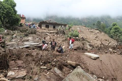 Khung cảnh tan hoang do lũ quét sau những trận mưa lớn tại Bahrabise, Nepal. (Ảnh: AFP/TTXVN)