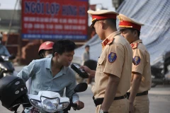 Cảnh sát Giao thông Điện Biên kiểm tra nồng độ cồn người điều khiển phương tiện trên tuyến Quốc lộ 279. (Ảnh: Xuân Tư/TTXVN)