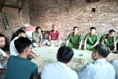 Đoàn công tác Công an huyện Mỹ Đức bày tỏ chân thành xin lỗi gia đình anh Nguyễn Văn X. (sinh năm 1983), ở thôn Ái Nàng, xã An Phú (Mỹ Đức, Hà Nội). (Ảnh: TTXVN phát)