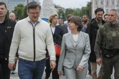 Ngoại trưởng Pháp Catherine Colonna (giữa, phải) và người đồng cấp Ukraine Dmytro Kuleba (giữa, trái) tại cuộc gặp ở thành phố Odessa ngày 26/1/2023. (Ảnh: EPA-EFE/TTXVN)