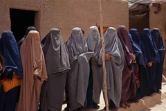 Phụ nữ Afghanistan làm việc tại một xưởng may ở Kabul ngày 31/7/2023. (Ảnh: AFP/TTXVN)