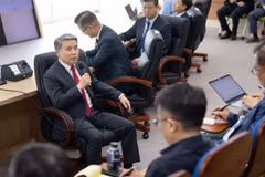 Bộ trưởng Quốc phòng Hàn Quốc Lee Jong-sup trả lời phóng viên tại bãi thử Anheung của Cơ quan Phát triển Quốc phòng do nhà nước điều hành ở Taean, ngày 30 tháng 5. (Nguồn: Yonhap)