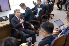 Bộ trưởng Quốc phòng Hàn Quốc Lee Jong-sup trả lời phóng viên tại bãi thử Anheung của Cơ quan Phát triển Quốc phòng do nhà nước điều hành ở Taean, ngày 30 tháng 5. (Nguồn: Yonhap)