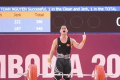 Niềm vui của vận động viên Nguyễn Quốc Toàn sau khi giành huy chương Vàng môn Cử tạ hạng 89kg nam, phá kỷ lục SEA Games. (Ảnh: Minh Quyết/TTXVN)