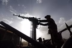 Tay súng Houthi cùng thiết bị quân sự được triển khai trên đường phố thủ đô Sanaa, Yemen. (Ảnh: AFP/TTXVN)