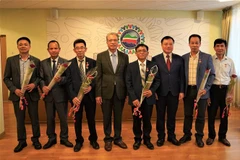Trao tặng huy hiệu 30, 40 năm tuổi Đảng cho các đảng viên tại Kazan