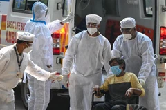 Chuyển bệnh nhân nhiễm COVID-19 tới bệnh viện ở Mumbai, Ấn Độ. (Ảnh: AFP/TTXVN)