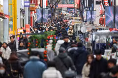 Dường phố Myeong-dong, Jung-gu, Seoul đông đúc người qua lại trong ngày cuối cùng của năm 2023. Ảnh: (Yonhap)