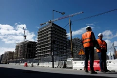 Công nhân làm việc trên công trường xây dựng Làng Olympic Paris 2024 ở Saint-Ouen, gần Paris, Pháp ngày 12/4. (Ảnh: Reuters) 