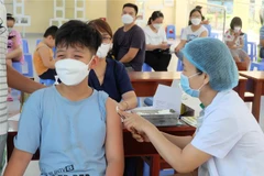 Tiêm vaccine phòng COVID-19 cho học sinh tại Hải Phòng. (Ảnh: Văn Dũng/TTXVN)
