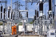 Công nhân Điện lực tỉnh Điện Biên kiểm tra phóng điện cục bộ thiết bị bằng máy PD tại Trạm 110kV Điện Biên. (Ảnh: Xuân Tư/TTXVN)