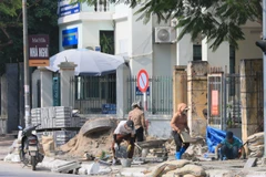 Công nhân xây dựng đang gấp rút hoàn thành vỉa hè trên phố Nguyễn Văn Huyên, quận Cầu Giấy sáng 26/11. (Ảnh: Hoàng Hiếu/TTXVN)