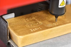 Một chiếc máy khắc thông tin trên một thỏi vàng nguyên chất 99,99% tại nhà máy kim loại màu Krastsvetmet ở thành phố Krasnoyarsk, Siberia, Nga vào ngày 10 tháng 3 năm 2022. (Nguồn: Reuters)