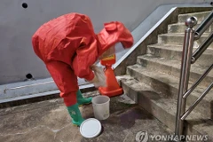 Một lính cứu hỏa thu thập một bưu kiện quốc tế không xác định được chuyển đến một ngôi nhà ở thành phố cảng Busan, cách Seoul 320km về phía Nam, ngày 22 tháng 7 năm 2023. (Nguồn: Yonhap)