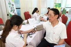 Khám, tư vấn sức khỏe cho người cao tuổi. (Ảnh minh họa: Thanh Tùng/TTXVN)