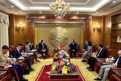 Lãnh đạo tỉnh Quảng Trị tiếp Đại sứ Hoa Kỳ tại Việt Nam Marc E. Knapper trong chuyến thăm và làm việc tại địa phương. (Ảnh: Nguyên Linh/TTXVN)