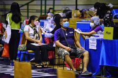 Nhân viên y tế tiêm vaccine ngừa COVID-19 cho người dân tại Bangkok, Thái Lan. (Ảnh: AFP/TTXVN)