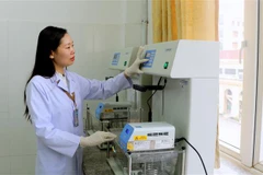 Phó Giáo sư, Tiến sĩ Nguyễn Thị Thu Phương triển khai nghiên cứu tại Trường Đại học Y Dược Hải Phòng. (Ảnh: Minh Thu/TTXVN)