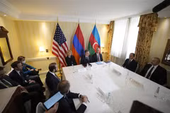 Thủ tướng Armenia Nikol Pashinyan (giữa, trái), Tổng thống Azerbaijan Ilham Aliyev (giữa, phải) tại cuộc đàm phán với sự tham dự của Ngoại trưởng Mỹ Antony Blinken (giữa) ở Munich, Đức ngày 18/2/2023. (Ảnh: AFP/TTXVN)