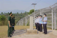 Đồn Biên phòng A Pa Chải và Đại đội quản lý biên giới Giang Thành, tỉnh Vân Nam (Trung Quốc) tiến hành gặp mặt tại cột mốc biên giới số 3 Việt Nam-Trung Quốc. (Ảnh: TTXVN phát)