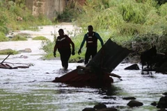 Lực lượng cứu hộ tìm kiếm và trục vớt các thi thể sau trận lũ quét vào đêm Giáng sinh tại thị trấn Ladysmith. (Ảnh: IOL)