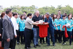 Đại diện đội Bóng đá Nữ Việt Nam tặng chiếc áo thi đấu của Đội tuyển Nữ Việt Nam cho Thủ tướng Phạm Minh Chính và Thủ tướng Australia Anthony Albanese. (Ảnh: Dương Giang/TTXVN)