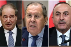Từ trái sang: Ngoại trưởng Syria Faisal Mekdad, Ngoại trưởng Nga Sergei Lavrov và Ngoại trưởng Thổ Nhĩ Kỳ Mevlut Cavusoglu . (Nguồn: AFP)