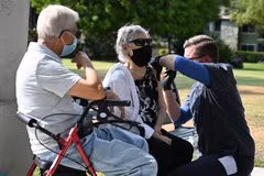 Tiêm vaccine ngừa COVID-19 cho người cao tuổi tại Massachusetts, Mỹ. (Ảnh: AFP/TTXVN)