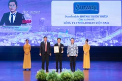 Ông Huỳnh Thiên Triều, Tổng Giám đốc Amway Việt Nam nhận Giải thưởng Top 5 Nhà lãnh đạo Tiêu biểu châu Á-Thái Bình Dương 2023.