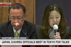 Ông Funakoshi Takehiro, Vụ trưởng Vụ các vấn đề châu Á và châu Đại Dương của Bộ Ngoại giao Nhật Bản, và người đồng cấp Hàn Quốc, bà Seo Min-jung. (Nguồn: NHK)