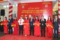 Cắt băng khai trương “Không gian sách lý luận, chính trị bảo vệ nền tảng tư tưởng của Đảng”. (Nguồn: Báo điện tử Đảng Cộng sản Việt Nam)