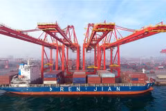 Cảng container ở Nhật Chiếu, tỉnh Sơn Đông, Trung Quốc. (Ảnh: THX/TTXVN)