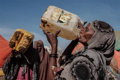 Người dân lấy nước sinh hoạt tại trại tị nạn ở Baidoa, Somalia ngày 13/2/2022. (Ảnh: AFP/TTXVN)
