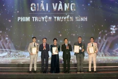 Trao giải Vàng cho thể loại Phim truyện truyền hình. (Ảnh: TTXVN phát)
