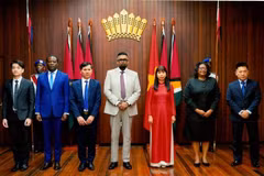 Đại sứ Phạm Thị Kim Hoa trình Thư ủy nhiệm lên Tổng thống Guyana. (Ảnh: TTXVN phát)