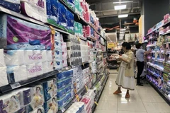 Các nhà bán lẻ tại TP Hồ Chí Minh sẵn sàng điều chỉnh giá hàng hóa sau khi thuế VAT giảm 2%. (Ảnh: Mỹ Phương/TTXVN)