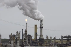 Khí thải phát ra từ một nhà máy lọc dầu ở Fort McMurray, Canada.( Ảnh: AFP/TTXVN)