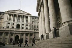 Quang cảnh bên ngoài trụ sở Ngân hàng Trung ương Anh (trái) ở London. (Ảnh: AFP/TTXVN)