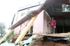 Căn nhà của gia đình ông Nguyễn Chí Lập, xã Quới Thiện, huyện Vũng Liêm, tỉnh Vĩnh Long đã bị sạt lở một phần. (Lê Thúy Hằng/TTXVN)