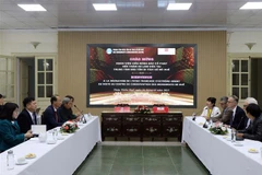 Quang cảnh buổi ký kết. (Ảnh: Đỗ Trưởng/TTXVN)