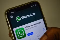 Biểu tượng của ứng dụng WhatsApp trên màn hình điện thoại. (Ảnh: AFP/TTXVN)