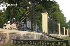 Tháo dỡ hàng rào Công viên Thống Nhất. (Ảnh: Hoàng Đạt/Vietnam+)