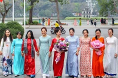[Photo] Hà Nội thướt tha những tà áo dài và rực rỡ hoa tươi dịp 8/3