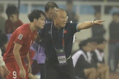 HLV Park Hang-seo chỉ đạo Văn Toàn vào sân thay cho Quang Hải ở những phút cuối trận. (Ảnh: Minh Quyết/TTXVN)