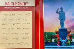 Bút tích của Chủ tịch Hồ Chí Minh trưng bày tại triển lãm. (Ảnh: TTXVN phát)